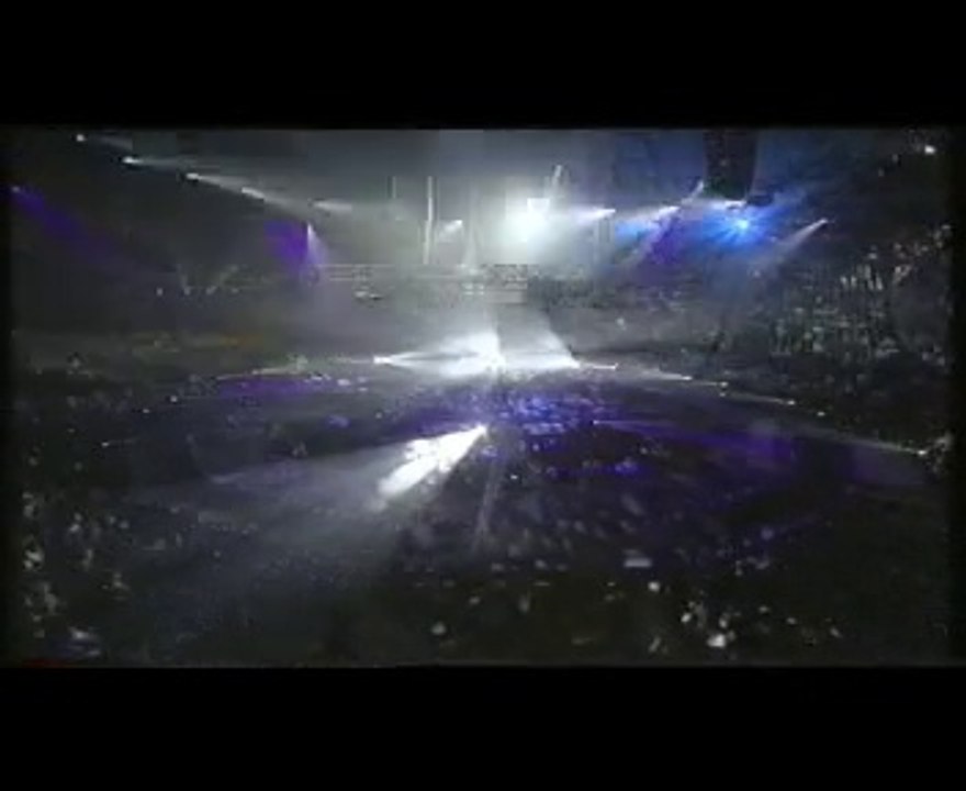 C'était hier aux francos, pas filmé car lumières pas top. Aujourd'hui, cheveux d'argent mais toujours le même costume et cravate...