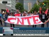 Maestros de la CNTE marchan contra la reforma educativa en México