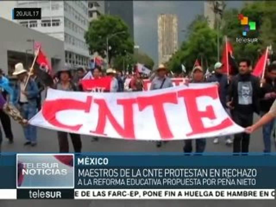 Maestros de la CNTE marchan contra la reforma e...