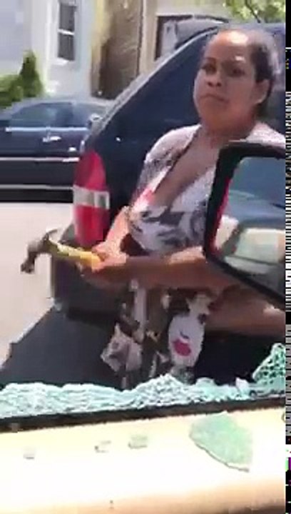 Mujer le entra a martillazos a vehiculo de esposo con los niños dentro
