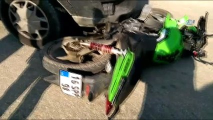 Motosiklet Sürücüsü Kız Kamyonetin Altında Kaldı