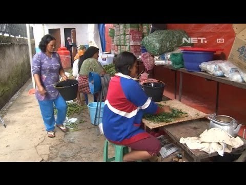 NET12 - Pengungsi Sinabung Gotong Royong Memasak