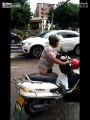 Il fait caca sur son scooter pour ne pas se le faire saisir par la police