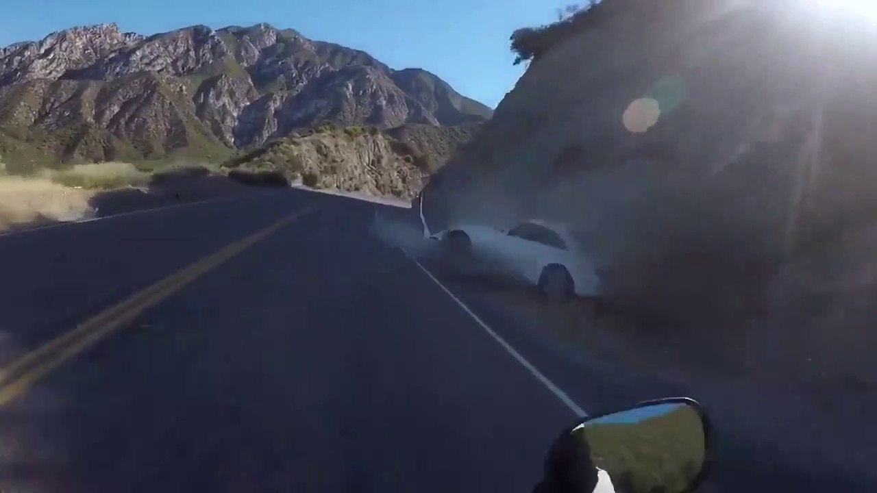 Ce motard a vu la mort de pret quand une voiture est venue se crasher devant lui