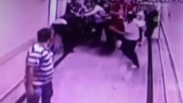 Güvenlik Görevlisinin Darbedilme Anı Güvenlik Kamerasına Yansıdı