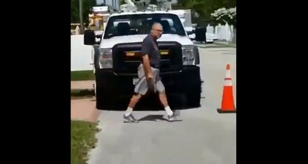 Il tire dans les roues d’un camion qui est garé devant chez lui.