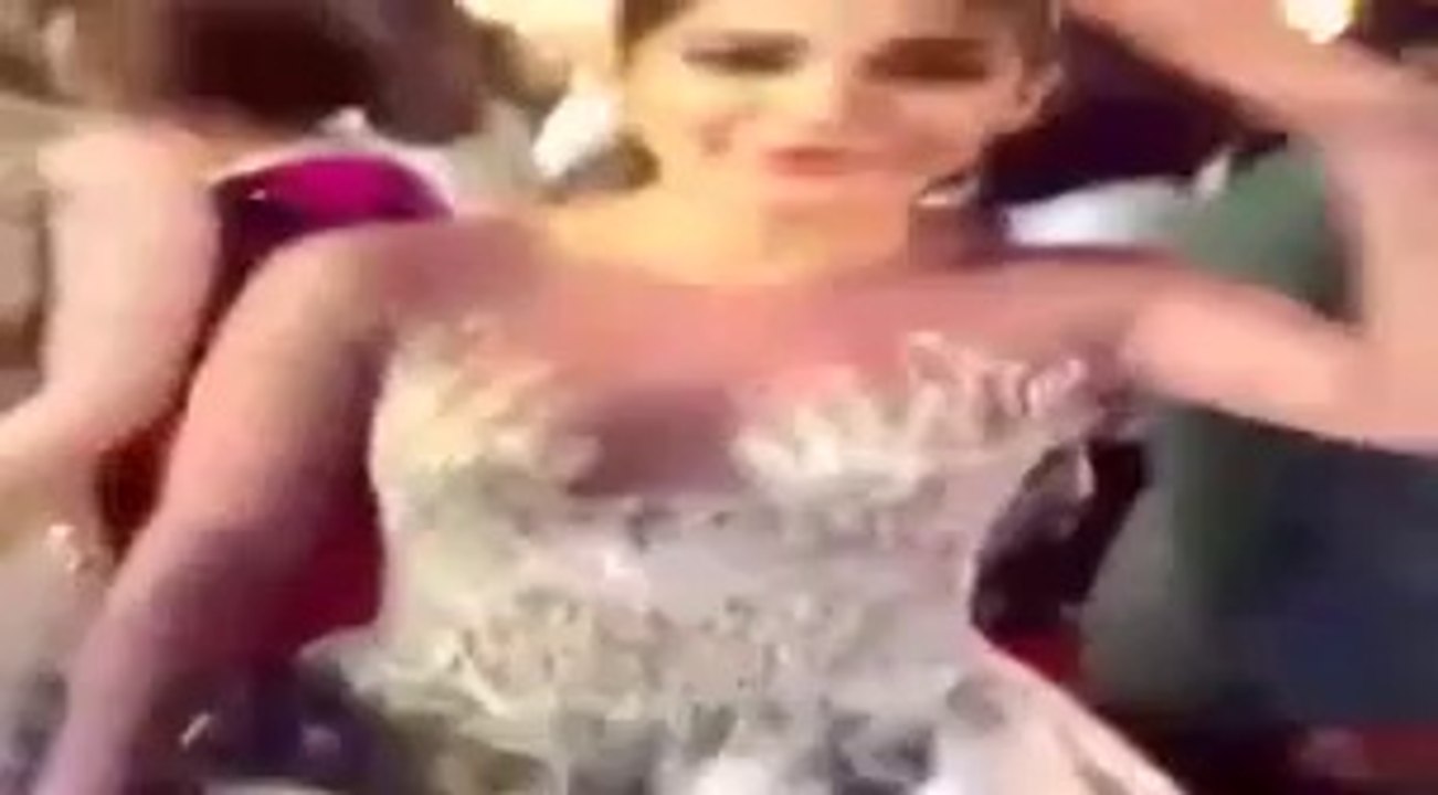 Ayesha Omar Being Criticized The Dress She’s Wearing In Lux Style Awards 2017