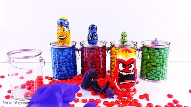 Aventure temps imbrication poupées jouets à lintérieur empilage tasses à lintérieur hors des voitures gelé