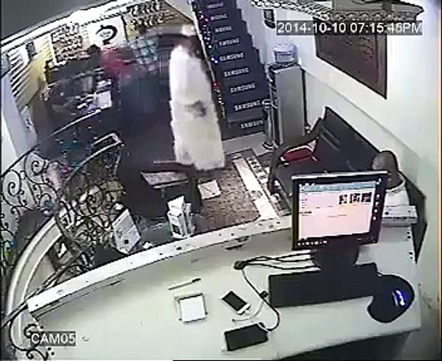 شيخ مسن يقوي ايمانه بسرقة جوال بطريقة احترافية
