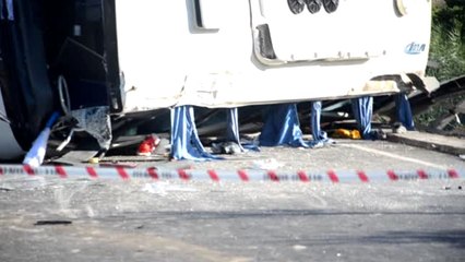 İşçi Servisi Otomobille Çarpıştı: 2'si Ağır, 19 Yaralı