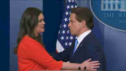 Huckabee y Scaramucci relevan en sus funciones a Sean Spicer