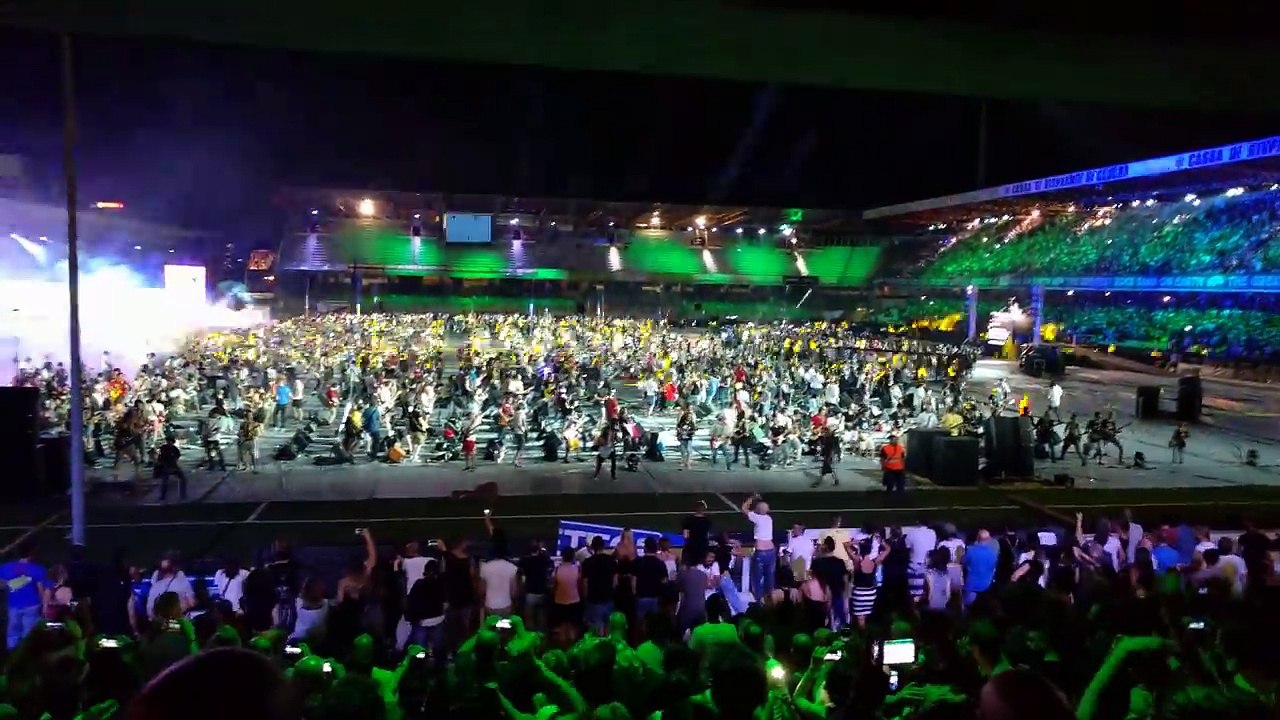 1200 musicians play Smells like teen spirit by Nirvana live in Cesena (Rockin 1000 Thats