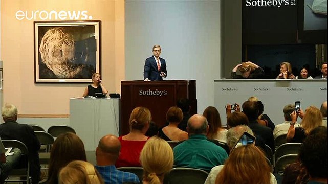 Casi 2 millones de dólares por una bolsa con polvo lunar recolectado por Neil Armstrong