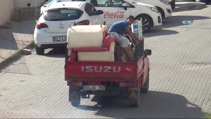 Malzeme Dolusu Kamyonet Kasasında Tehlikeli Yolculuk