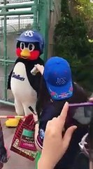 つば九郎バレンタインデーにオリオンビールもらう