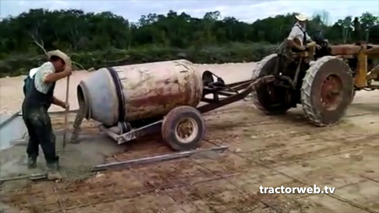 Бетономешалка мешает бетон бригада строителей жрет самогон