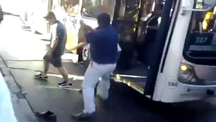 Download Video: Grosse bagarre entre un chauffeur de bus et un conducteur qui bloque la route