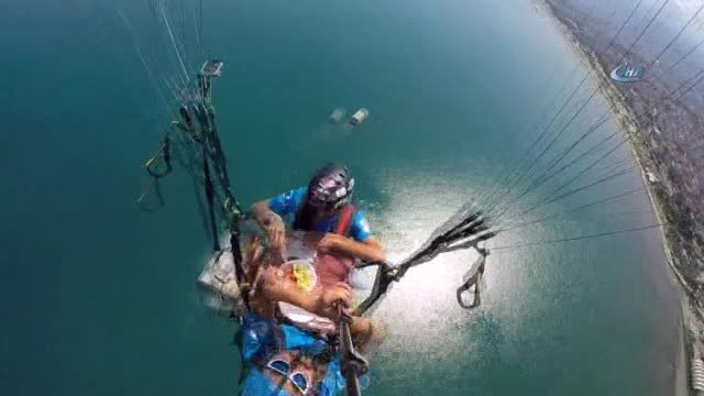 Yamaç Paraşütü Yapan İki Genç Havada Mangal Pişirip Yedi