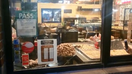 Des souris se promène dans une pâtisserie en pleine nuit.