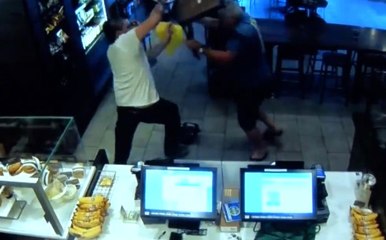 Oyuncak Silahla Soyguna Geldi, Sandalyenin Gazabına Uğradı