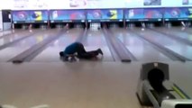 Un homme ivre joue au bowling