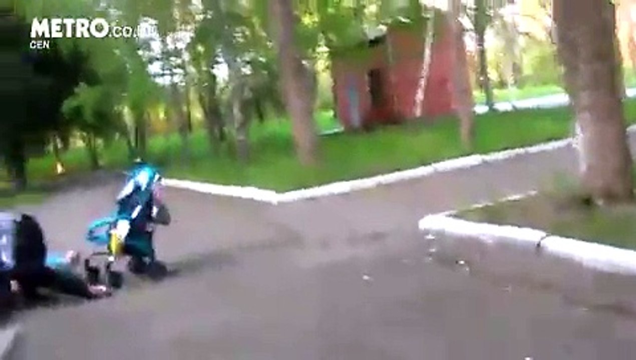 Des parents completement bourrés et endormis, retrouvés avec leur enfant dans la rue en ukraine