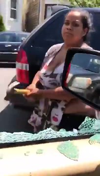 Une femme s'en prend à la voiture de son ex mari
