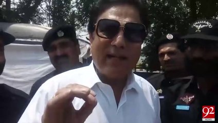 Naeem BukharI Remarks About Imran Khan Outside SC