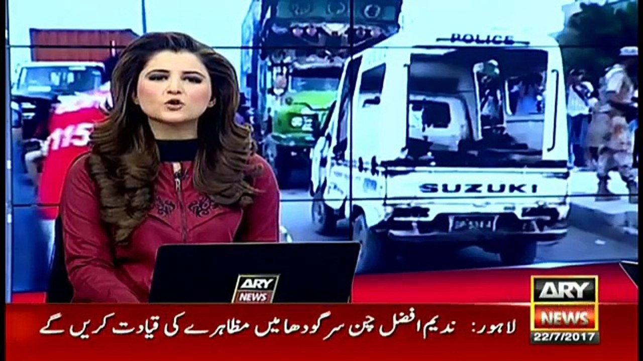 Police spotted playing cards on roadside in Karachi without any protective gear