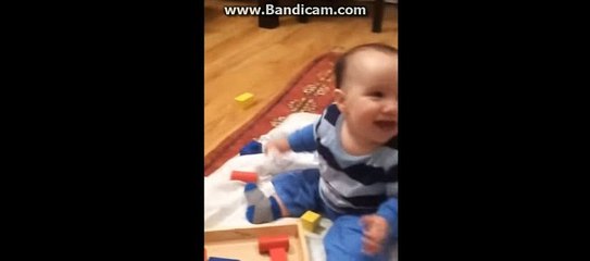 babasıyla dalga geçen sevimli bebek