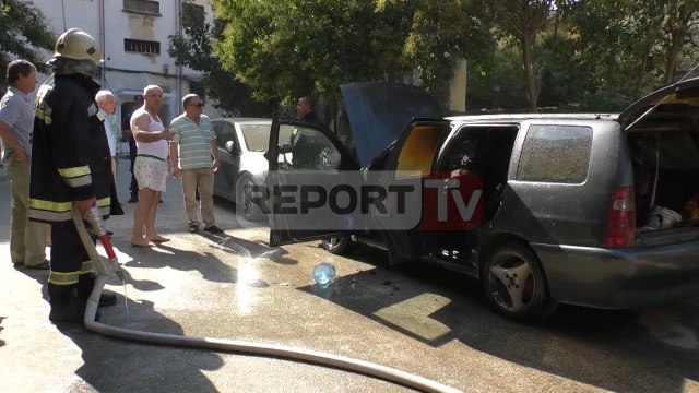 Vlorë, makina merr flakë në parkim, nuk ka të lënduar