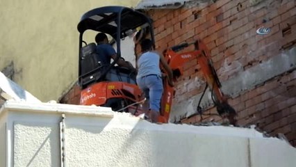 Binanın Üçüncü Katında Yıkım Yapan İş Makinesi Devrildi