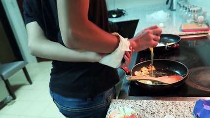 تحدي الطبخ من دون إيادي ✋ سوينا بيض وجبنا العيد!! (انكسر راسه) شوفو إيش صار !!!