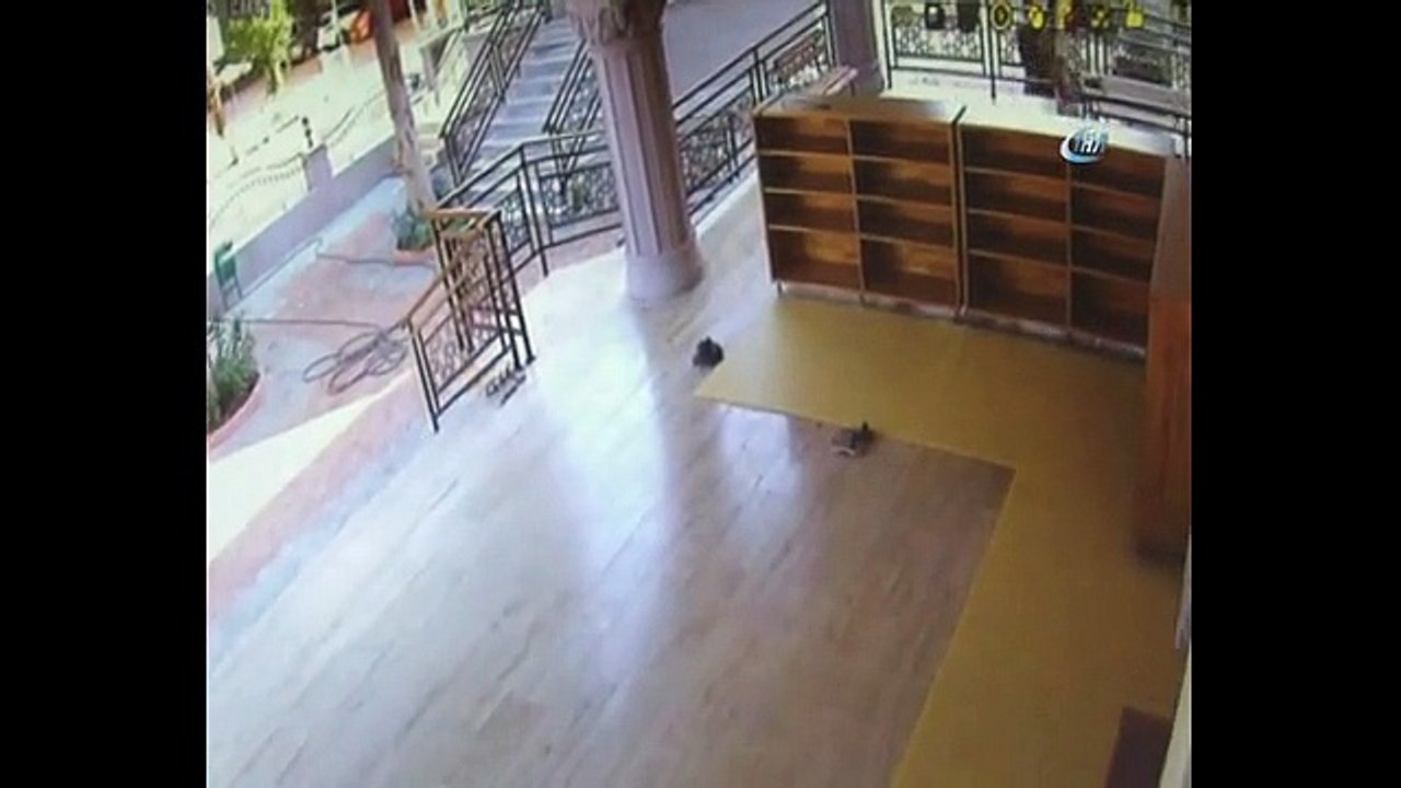 Abdest alma numarasıyla camideki hasırları böyle çaldı