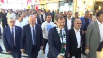 Başbakan Yardımcısı Çavuşoğlu Sokak Müzisyenine Bahşiş Verdi