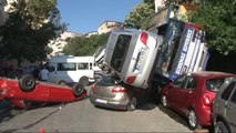 Beykoz'da Araç Taşıyan Tır Kaza Yapınca Cadde Savaş Alanına Döndü