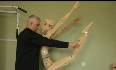 Ahli Mesin Ukraina Ciptakan Robot Kayu Berbentuk Manusia