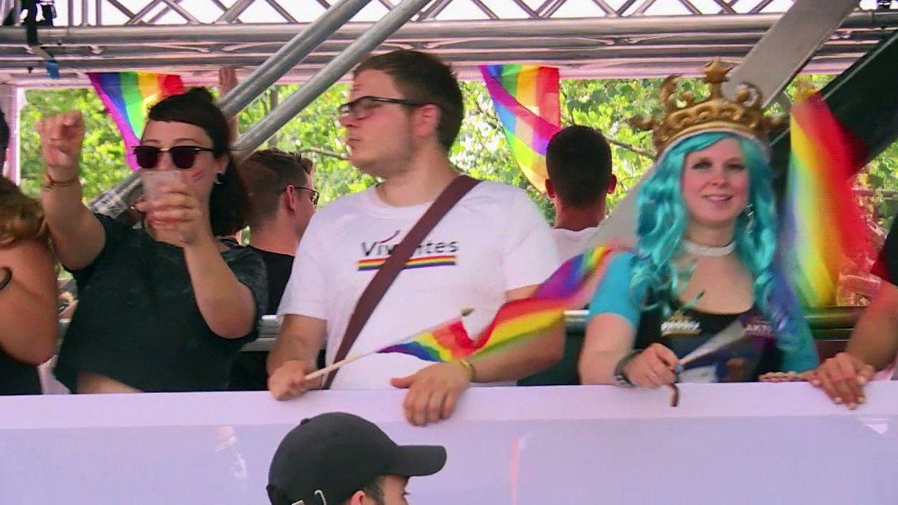 Laut und Schrill: Zehntausende feiern CSD in Berlin