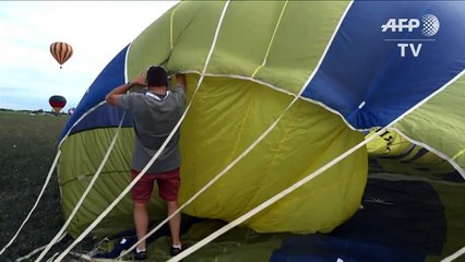 Cientos de globos aerostáticos tiñen el cielo de Francia