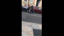 Deux mecs essaient de lui voler son scooter en plein jour.