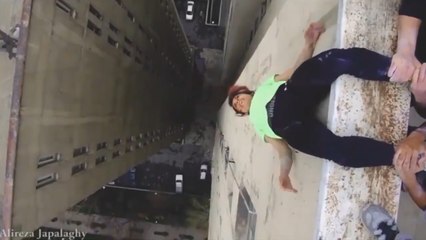 Un groupe de jeunes s'amusent sur le toit d'un immeuble.