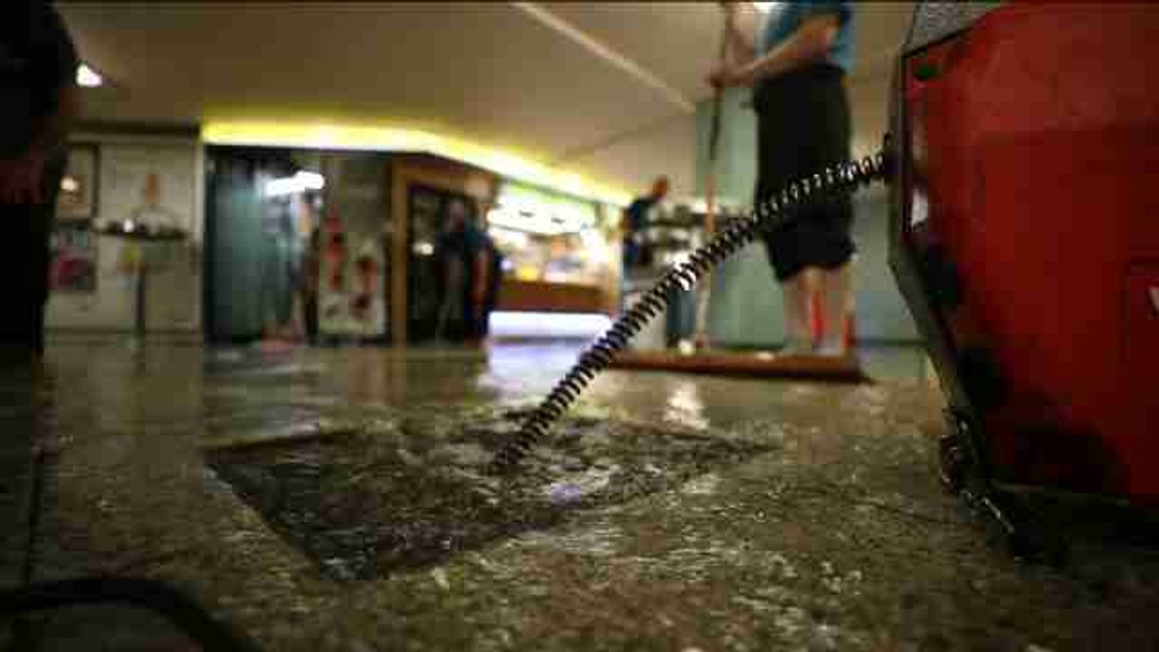 Una estación del metro de Berlín se inunda durante las fuertes lluvias