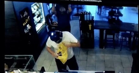 En Californie, un homme tente de mettre fin à un braquage dans un Starbucks avec une chaise en fer