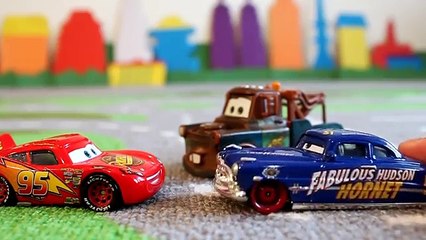 Coches carretillas makvin maestro de la historieta del dragón sobre los coches McQueen