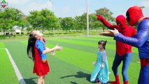 Gelé et homme araignée contre homme chauve-souris la famille super-héros jouer Football super-hé