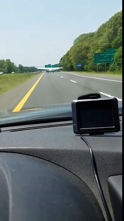 Avioneta aterriza de emergencia en una autopista llena de tráfico