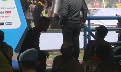 Laga Persib Kontra Persija Berakhir Ricuh