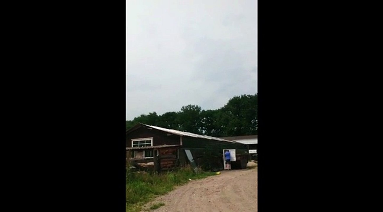 Des gros débiles s'amusent avec des explosifs !!