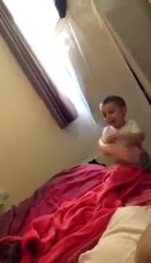 Ce gamin a trouvé le jouet coquin de maman... Ahaha