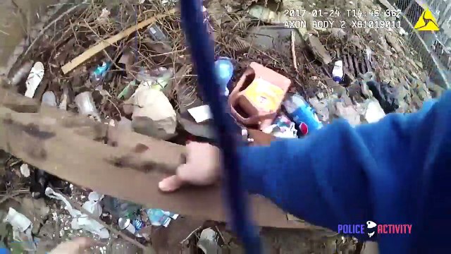 Ce flic met de la drogue pour piéger un suspect mais oublie qu'il a une caméra sur lui.. Flag